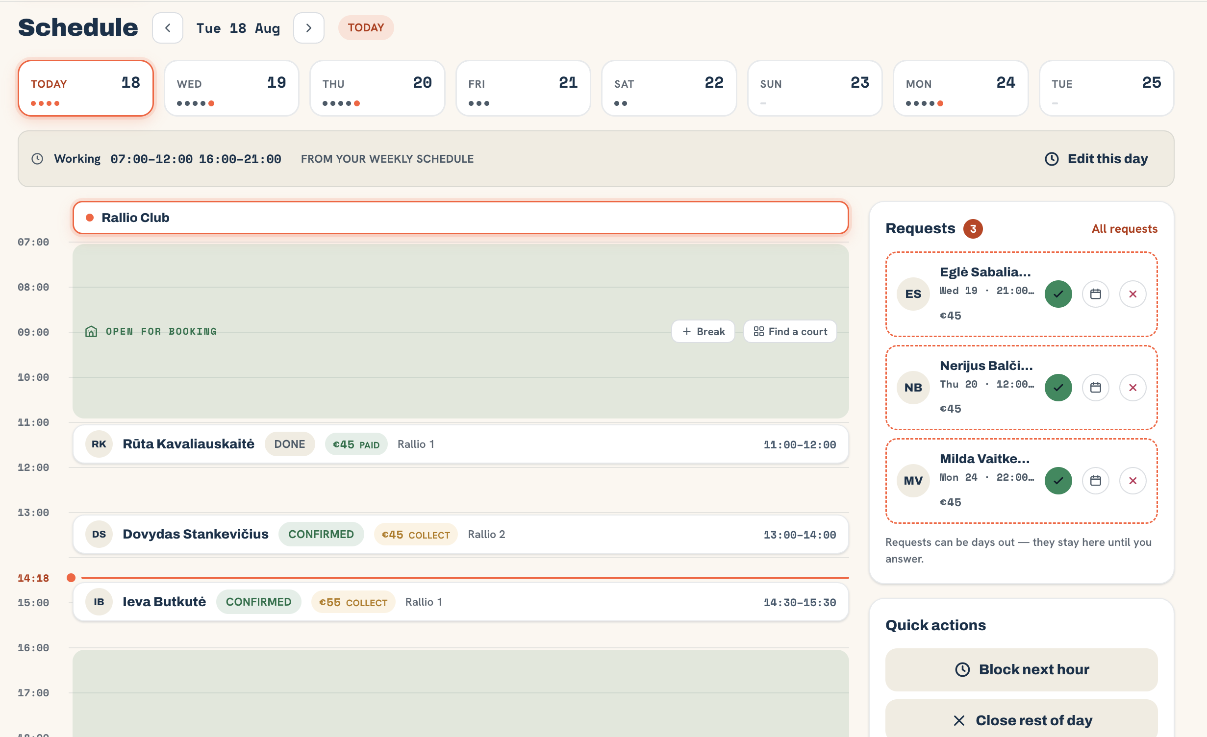 Weekly schedule in the coach web studio — painted open-hour blocks per day, fast fills and one-off changes